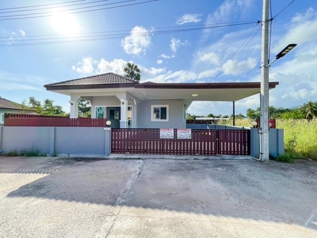 New house for sale in Na Muang zone, Koh Samui. Beautiful house, large area. The atmosphere is quiet.