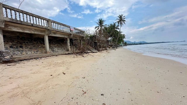 เมษานี้ทีมการตลาดขอเสนอทรัพย์ขายลูกค้า  ขายที่ดินริมหาดสะพลีทรายขาวน้ำใสคราม สวยงามวิวทะเลธรรมชาติสุดสุด ปะทิวใกล้หาดสวยทุ่งวัวแล่น  