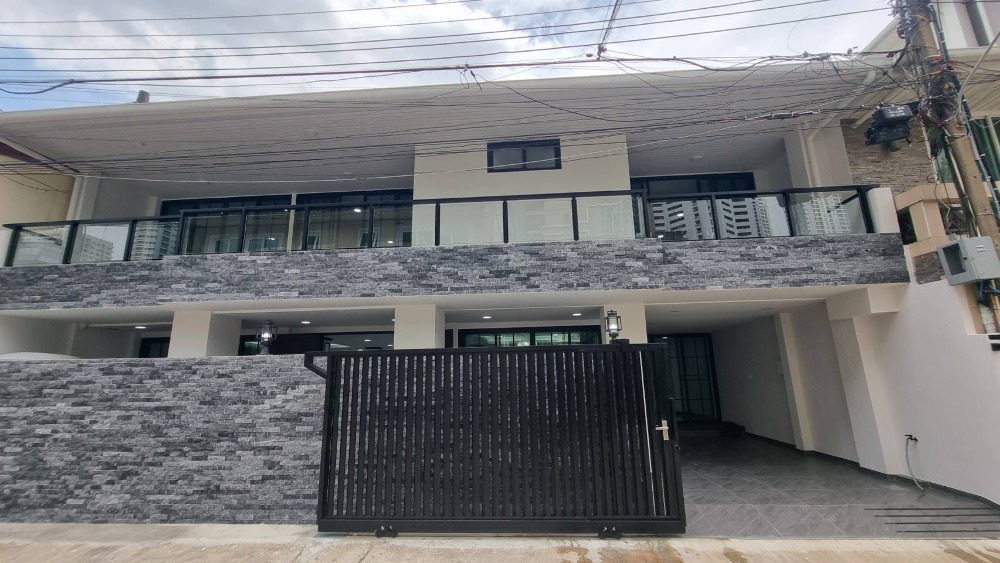 ให้เช่าบ้านเดี่ยว2ชั้น ถ.สุขุมวิท26 รีโนเวทใหม่แอร์ 10เครื่อง มี 6นอน6น้ำ ราคาเช่าเดือนละ130,000บาท ใกล้BTS พร้อมพงษ์และห้างเอ็มควอเทียร์