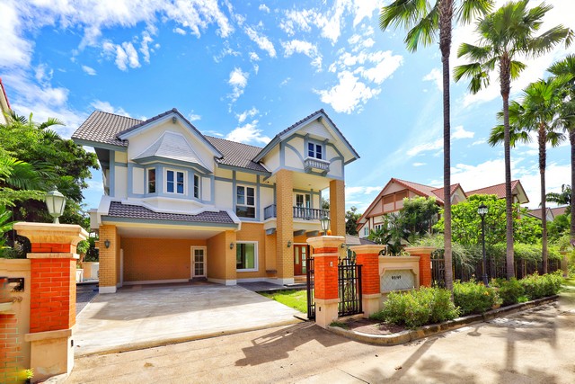 บ้าน คิวเฮ้าส์ อเวนิว พระราม 5 พท. 162 SQ.WA 19900000 BAHT. ไม่ไกลจาก ทางด่วนศรีรัช ,ตลาดพระราม5 สนั่นวงการ บ้านสไตล์อิงลิชทิวดอร์ แปลงสวย ใกล้ทางด่วนศรีรัช