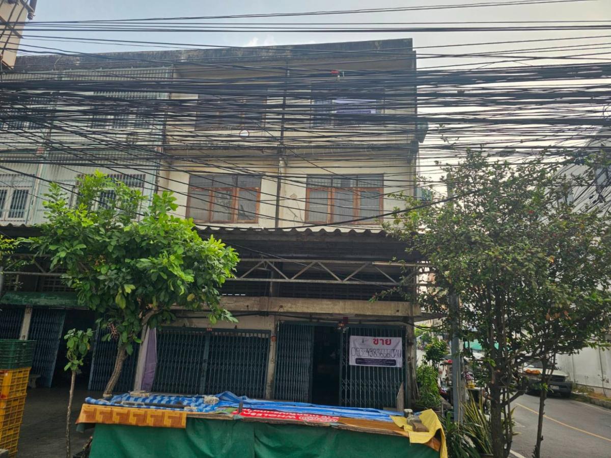 Ex ขายอาคารพาณิชย์? 3 ชั้นพร้อมชั้นลอย, 2 ห้องหัวมุม มีที่จอดรถด้านหน้า จอดได้ 5 คัน สนใจเเอดไลน์ Line ID : @condo456