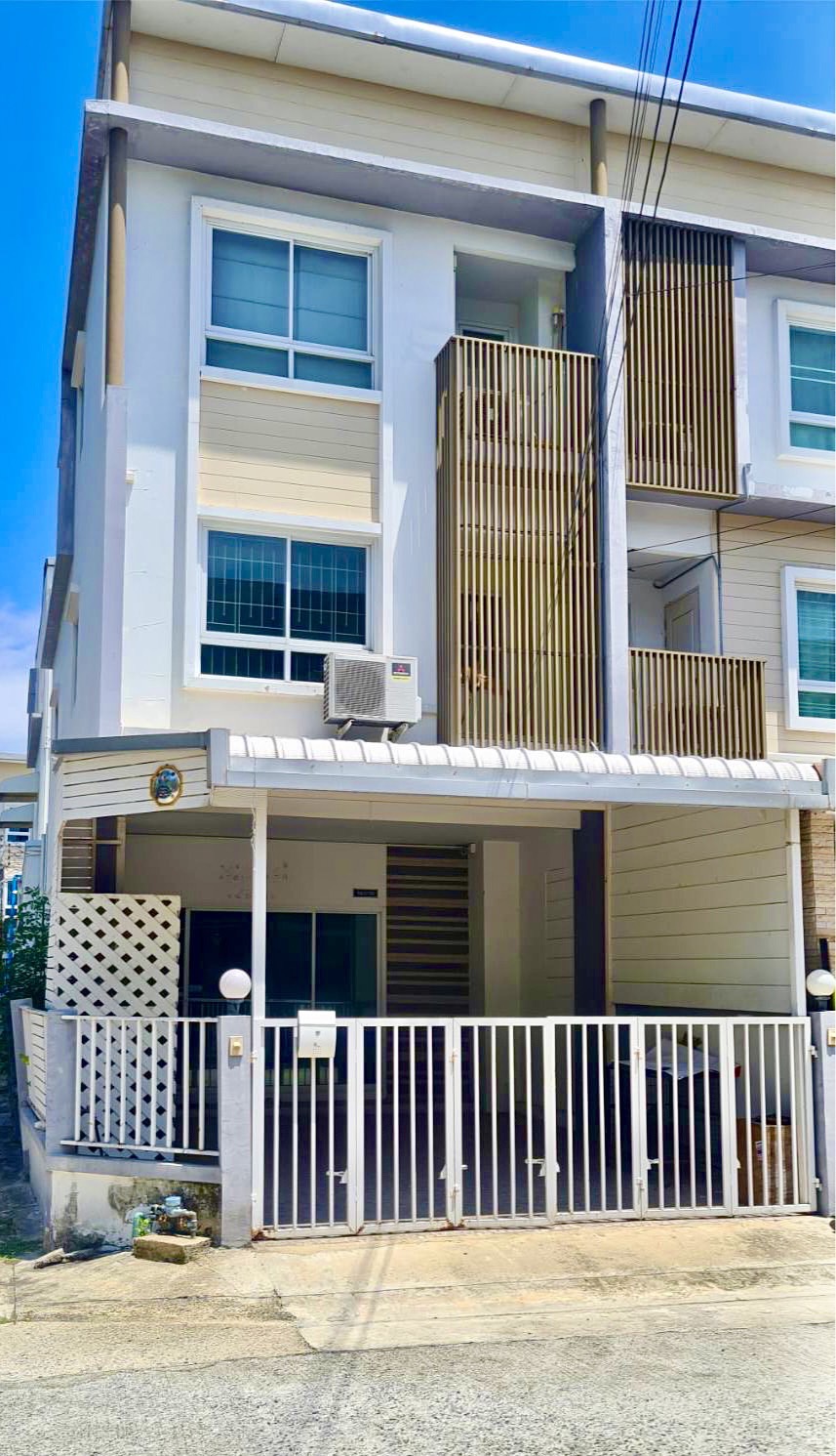 ขายด่วน ทาวโฮม 3 ชั้น โครงการ The Rich Biz Home สุขุมวิท 105 ถูกที่สุดในโครงการและต่ำกว่าตลาด แปลงมุม