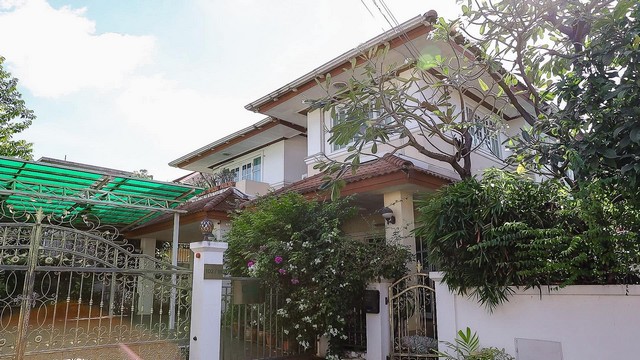 ขายบ้านเดี่ยว 2 หลังติดกัน 156.8 ตรว. หมู่บ้านสวนผึ้ง ซอยมัยลาภ ประเสริฐมนูญกิจ 29 ทำเลเกษตรนวมินทร์ เลียบด่วนรามอินทรา
