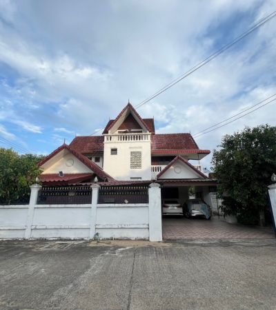 บ้านเดี่ยว 3 ชั้น พื้นที่ 100 ตร.ว ใน มบ.สุวิชาดา ตรงข้าม รพ.สันทราย 2 กม.  หน้าหมู่บ้านมี เซเว่น, โลตัส ครบ
