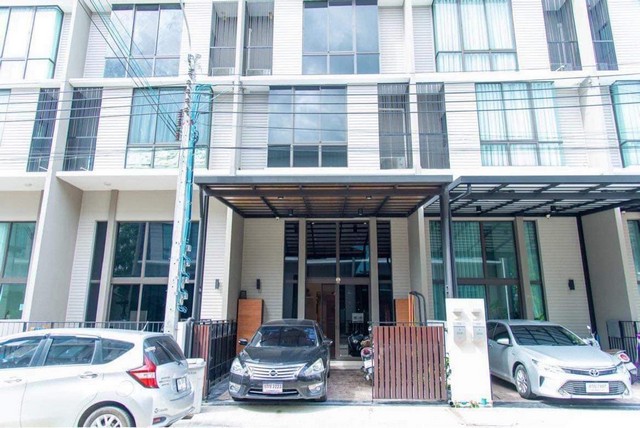 ขายทาวน์โฮม 3.5 ชั้น หมู่บ้าน พาทิโอ พัฒนาการ 32 ราคาดีที่สุดในโครงการ