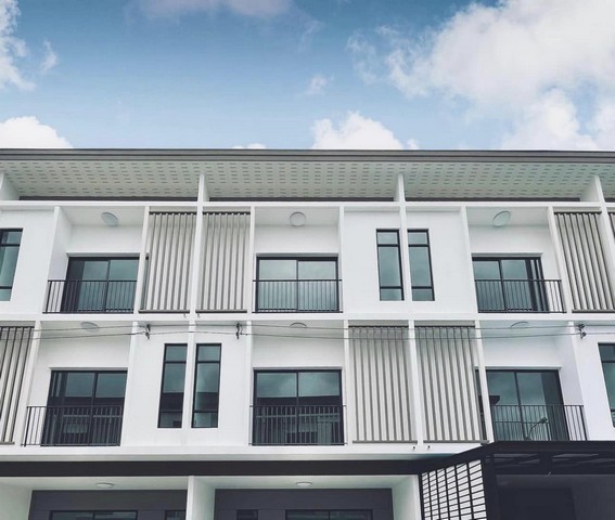 ให้เช่าทาวน์โฮม 3 ชั้น 3 ห้องนอน โครงการ พาทิโอ ศรีนครินทร์ - พระราม9 ถนนกรุงเทพกรีฑา ใกล้สนามกอล์ฟ ยูนิโก้ 
