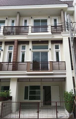 ให้เช่า ทาวน์โฮม 3ชั้น โครงการพรีเมียมเพลส9 ซอยสุคนธสวัสดิ์ 27ขนาดเนื้อที่30 ตารางวา 3ห้องนอน4 ห้องน้ำ เครื่องปรับอากาศ 5 เครื่อง 