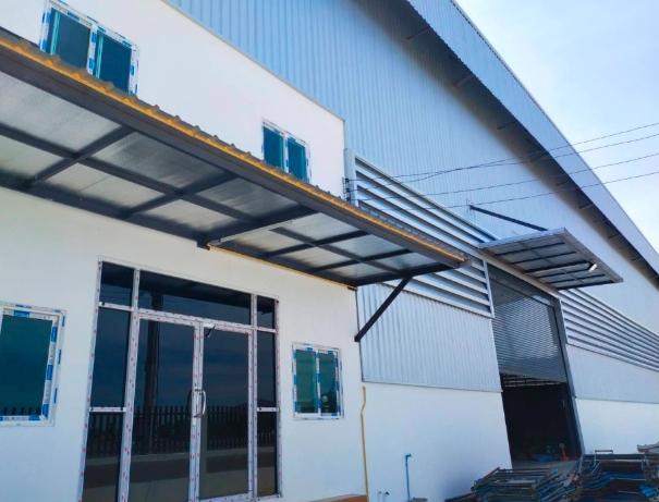 ให้เช่าโกดัง โรงงาน ใกล้นิคมอุตสาหกรรมบางปู ขนาดที่ดิน 1-0-65 ไร่  ผังสีม่วง พื้นที่ตัวโกดัง 900 ตรม..พื้นที่สำนักงาน 2ชั้น 195 ตรม.