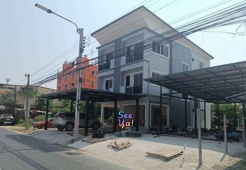 EPL-BR1111 ให้เช่าอาคารสองคูหา 3 ชั้น ซอยบางนา-ตราด 37 ใกล้เซ็นทรัล บางนา มี 10 ห้องทำงาน 7 ห้องน้ำ เหมาะทำออฟฟิศ