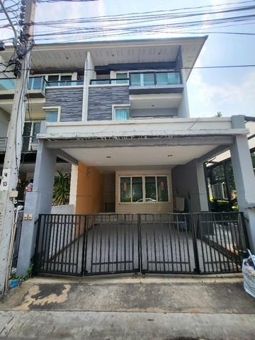 ขายทาวน์โฮม 3 ชั้น 33 ตรว. ภัทราวิลล่า โชคชัย4 ใกล้สตรีวิทยา2 บิ้วท์อินพร้อมเฟอร์นิเจอร์ 