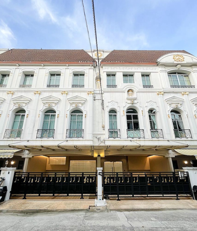 BH2920 ให้เช่า Townhouse 3ชั้นครึ่ง หมู่บ้านกลางกรุงแกรนด์เวียนนา พระราม3 หน้ากว้าง 11เมตร 5ห้องนอน 425ตรม.
