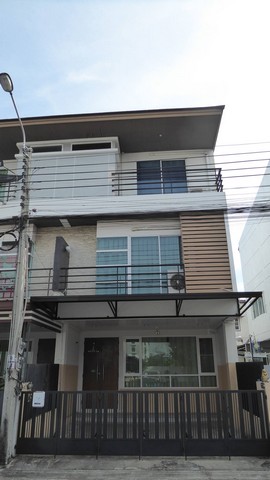 ให้เช่าโฮมออฟฟิศ 3 ชั้นหลังมุม โครงการโพธิ์แก้วเพลส ลาดพร้าว101 ใกล้ทางด่วน เหมาะทำออฟฟิศ หรืออยู่อาศัย 