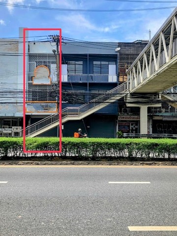 ให้เช่าอาคารพาณิชย์ 3 ชั้น + 1 ชั้นลอย  ติดถนนพระราม 4 แยกกล้วยน้ำไท  มี 3 ห้องน้ำ พื้นที่ใช้สอย  180 ตรม. มีดาดฟ้า ทะลุสุขุมวิท 40 