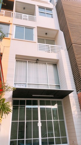 ให้เช่าโฮมออฟฟิศ 3 ชั้นรีโนเวทใหม่ 200 ตรม. 4 ห้องนอน ทาวน์อินทาวน์ ซอย2 ใกล้เลียบทางด่วนเอกมัย ทำเลดี เหมาะทำออฟฟิศและอยู่อาศัย