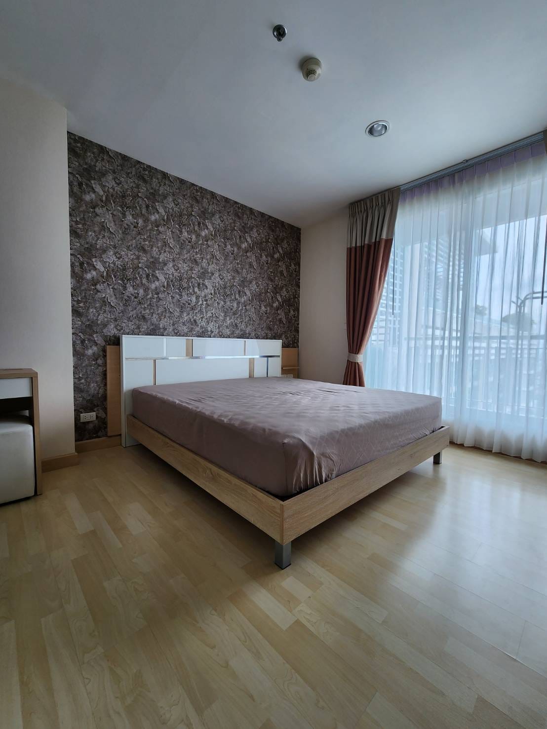 BH2928 For Rent/ให้เช่าคอนโด RHYTHM รัชดา ติดรถไฟฟ้า MRT รัชดาภิเษก ชั้น/Flr 32, ทิศตะวันออก / East Facing, วิวดีไม่บล็อค 