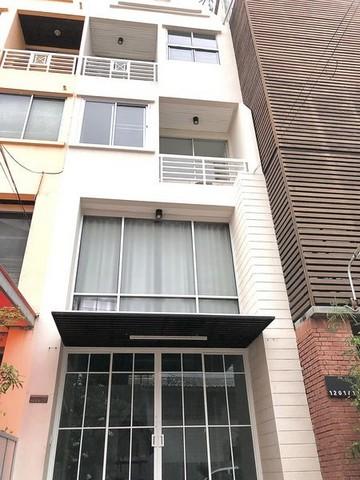 ให้เช่าโฮมออฟฟิศ 3 ชั้น รีโนเวทใหม่ ย่านทาวน์อินทาวน์ พื้นที่ใช้สอย 200 ตรม.4 ห้องนอน 3 ห้องน้ำ แอร์3เครื่อง ที่จอดรถ2คัน ใกล้เลียบด่วน