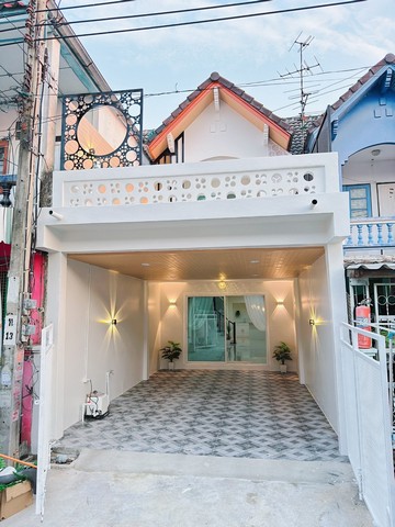 ขายทาวน์เฮ้า2 ชั้น รีโนเวทใหม่สวยตรงปก หมู่บ้านเพชรสยาม2   บางบอน5 ราคา 1.99 พร้อมอยู่