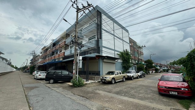 อาคารพาณิชย์ 3.5 ชั้น พร้อมลิฟท์สำหรับทำพาณิชย์  เดินทางเข้าออกสะดวก