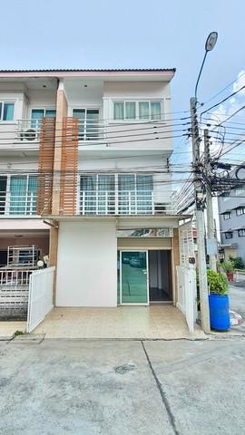 ให้เช่าทาวน์โฮม 3ชั้น ใกล้สถานีรถไฟฟ้า สถานี คปอ. โครงการโฮมอินทาวน์ พหลโยธิน73 เนื้อที่ 20 ตรางวา 175 ตรางเมตร 4 ห้องนอน 4 ห้องน้ำ