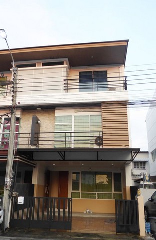 ให้เช่า ทาวโฮม  ย่านนวมินทร์ - โพธิ์แก้ว - ลาดพร้าว 101, เกษตร - นวมินทร์ ใกล้เดอะมอลล์บางกะปิ  โครงการโพธิ์แก้วเพลส 3ชั้น  หลังมุม
