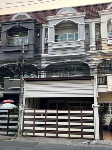 ให้เช่าทาวน์โฮม 3 ชั้น ซอยนาคนิวาส 48 แยก 14 ตกแต่งใหม่ เนื้อที่ 25 ตร.วา 3 ห้องนอน 4 ห้องน้ำ ห้องครัว Built in พร้อมแอร์ 5 เครื่อง 
