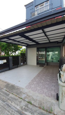 ให้เช่าทาวน์โฮม 3 ชั้น หลังมุม 4 ห้องนอน หมู่บ้านชาลิสา ซอยลาดพร้าว วังหิน 34 เดินทางสะดวก ตกแต่งพร้อมสำหรับ home office ได้เลย
