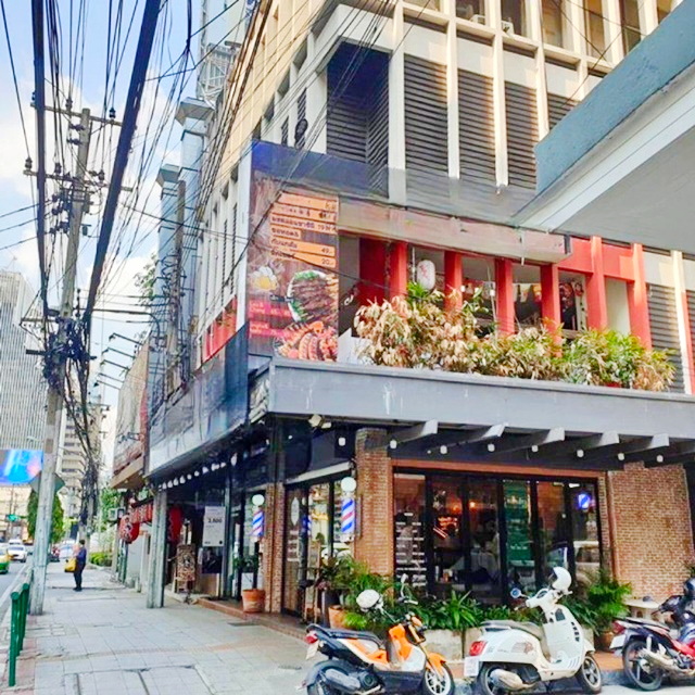 MRTเพชรบุรี สุขุมวิท21 ให้เช่าอาคาร 4ชั้น  2 คูหา 450 ตรม. หัวมุมติดถนน อโศก จดทะเบียนร้านอาหารได้ มีนักท่องเที่ยวต่างชาติ ฮ่องกงจำนวนมาก 