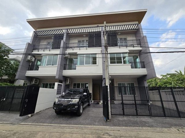 รหัสทรัพย์ R3115 ให้เช่า โฮมออฟฟิศ 3ชั้น 3คูหา ซอยโชคชัย 4 ลาดพร้าว-วังหิน เลียบด่วน