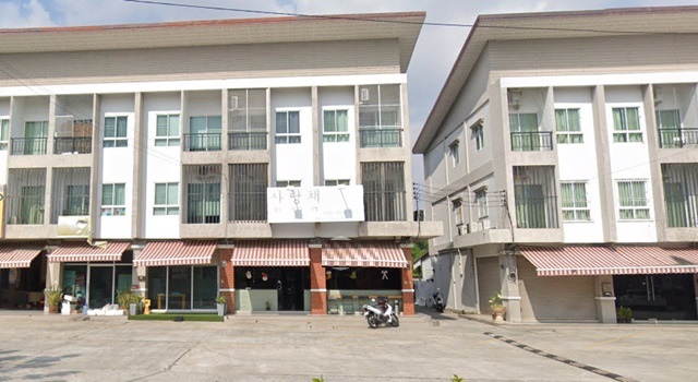 บ้านบึง  ถูกที่สุดในโลก ให้เช่า อาคารพาณิชย์ ทำเลดี  220ตร.ม. 2-3นอน 3น้ำ 