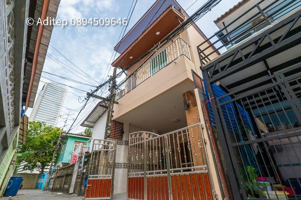 ขายบ้านรัชดาซอย 7 หลังบิ๊กซีรัชดา เดินถึง MRT ขนาด 2 ชั้น 19 ตรว. ปลูกสร้างใหม่ เหมาะทั้งอยู่อาศัย หรือทำ Home Office