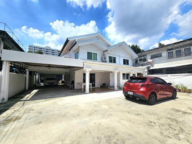  ติดทางด่วนรามอินทรา จอดรถ 6คัน ลาดพร้าว 58-65บ้านเดี่ยว 3 ชั้น สามารถทำเป็นออฟฟิศได้ มีโกดัง ใกล้ BTS 3 นอน 3 น้ำ  400 ตรม. 